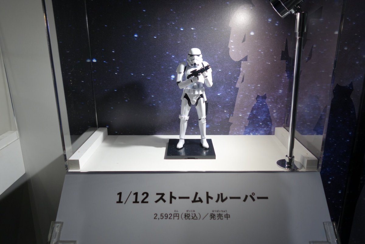 menazor's tweet photo. ストームトルーパーの市販されている1/12プラモを12倍にしたもの。劇中のプロップそのものではなく、プラモを拡大したもの、というところがミソ！(プラモ化の際のデフォルメが入っている)#FUNPOWER https://t.co/P14T3LuM95