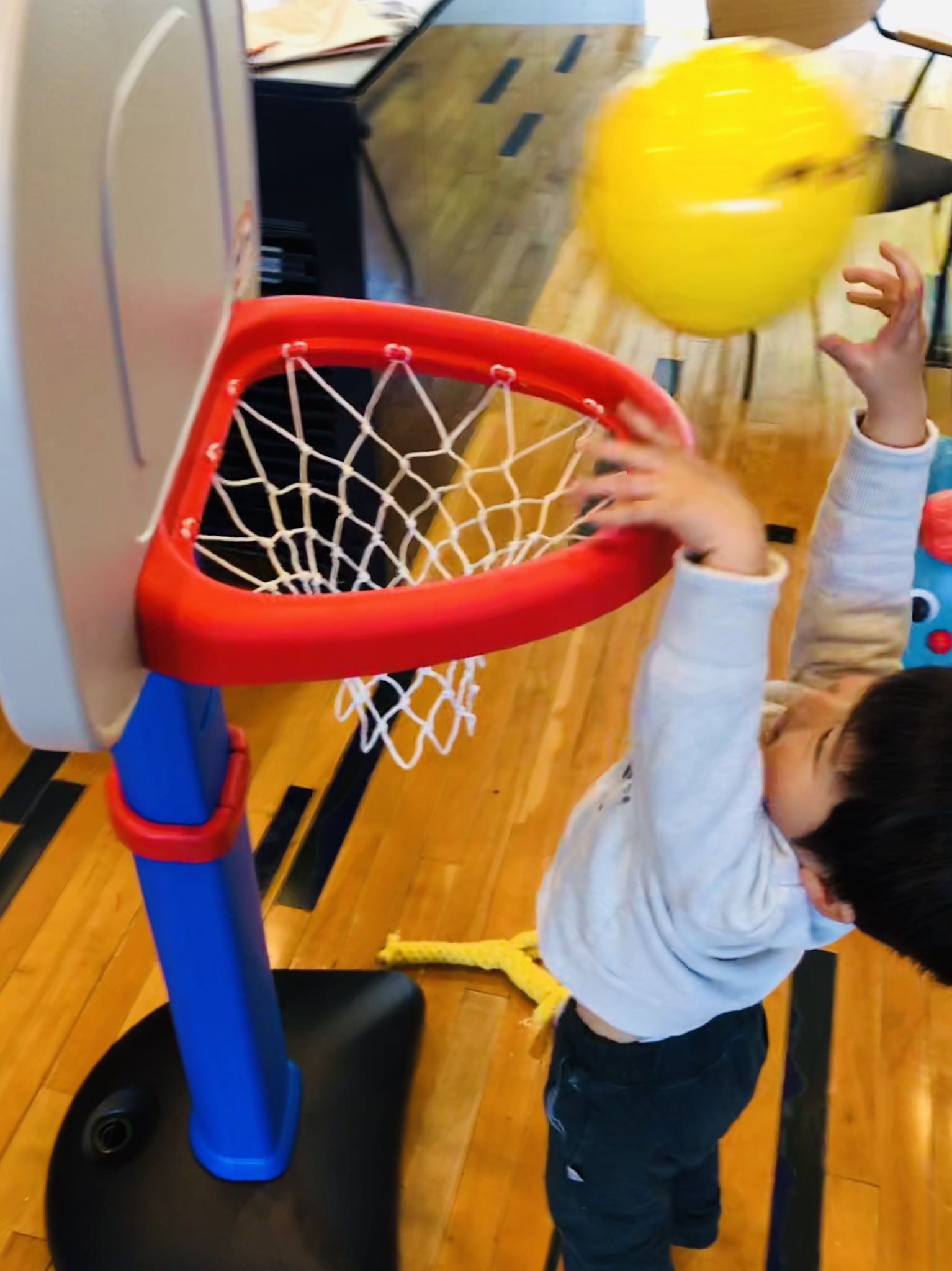 木村弘毅 Koki Kimura A Twitter 2歳の息子に英才教育 サッカーはまだできないけど バスケのシュートは楽しんでやってもらえる ただ バスケのドリブルは無理 このゴールamazonで売ってます Little Tikes イージースコア バスケット