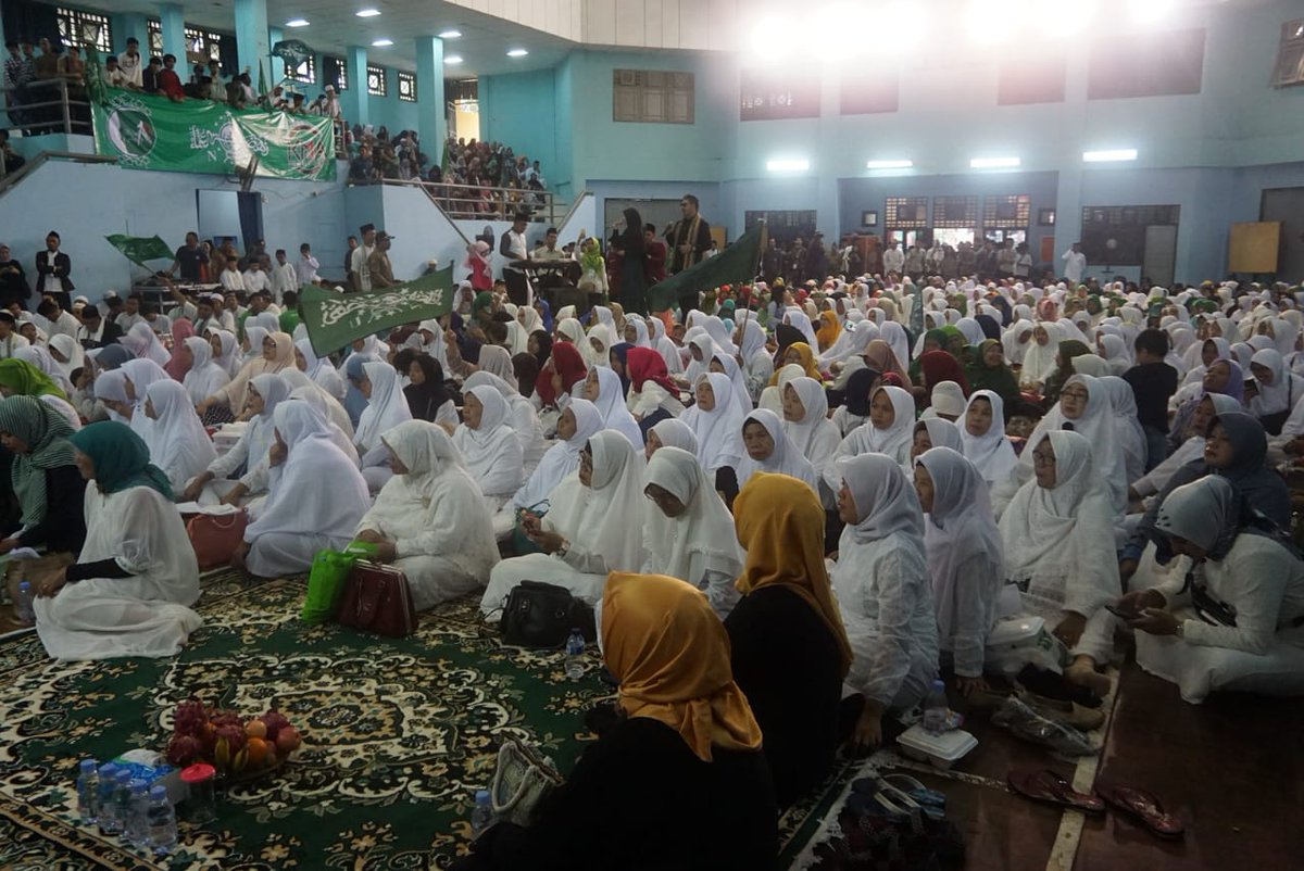 Kiyai_MarufAmin's tweet photo. Pagi ini saya menghadiri istighosah kubro bersama warga Nahdlatul Ulama (NU) Jakarta Timur di GOR Setu Cupayung, acara istighosah tersebut dihadiri sekitar 1500 orang .

Kegiatan istighosah kubro bertujuan untuk mendoakan negara Indonesia.

Jakarta, 17 Februari 2019 https://t.co/IlRtAxa48L