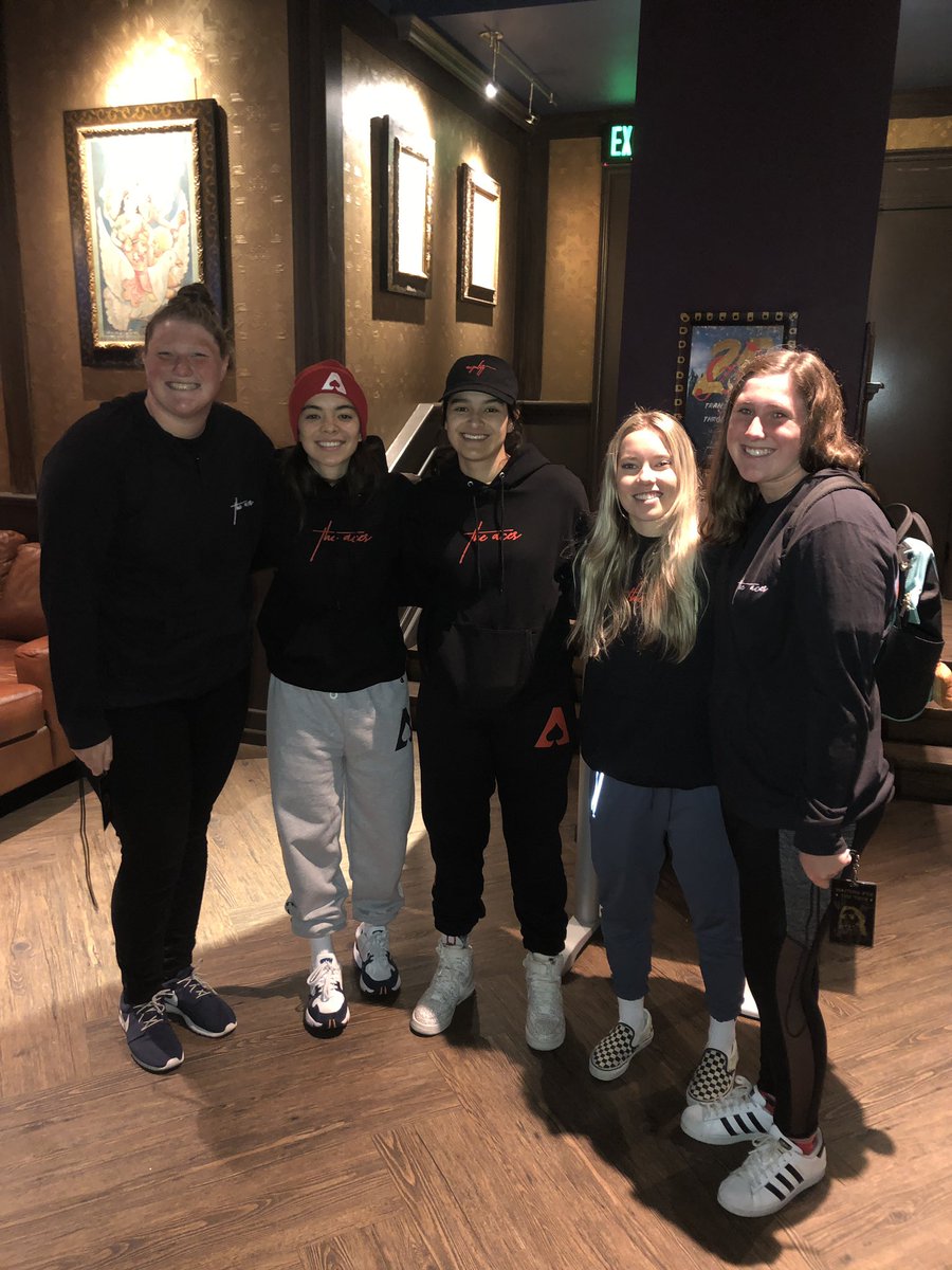 bailey_barlow's tweet photo. THE BEST NIGHT EVER. THESE ARE REAL MOGULS. THANK YOU @theacesofficial https://t.co/eegc4cByxE