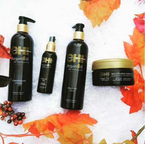 GlamItSA's tweet photo. We are swiftly making our way into Autumn and that also means your hair will be in dire need of extra nourishment and moisture 🍁🍂 The CHI Argan Plus Moringa Oil willl be your new best friend this coming season 🙋‍♀ #CHIMyWay #GlamItSA #GlamIt
📸: @amberlovesmakeup04 https://t.co/IxZfvA7Gcy