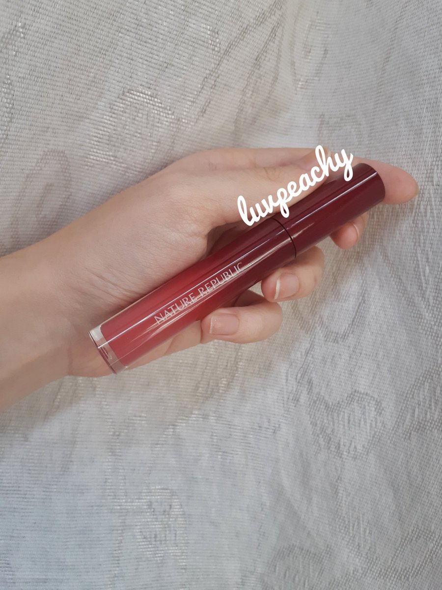 luvpeachy's tweet photo. อมกก ลิปของ nature republic รุ่นนี้ สี 02 mlbb เวอร์ๆ ทาตอนไม่แต่งหน้าก็ดูไม่โป๊ะอ่ะ แต่เนื้อลิปจะเหนียวๆนิดนึงนะ เป็นแบบกลอสจ๋าเลย ฟินิชฉ่ำๆหน่อยแต่สีชัดมาก คิดว่าสีเข้มๆน่าจะกลบสีปากได้นะ #ไว้รีวิวห้ามขายของโว้ยย https://t.co/ZkgWJECy9X
