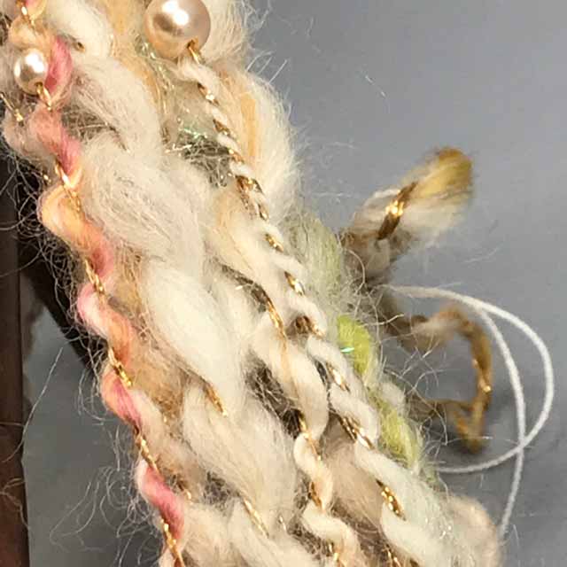 アクリルパールを入れたスパイラルを紡ぐ
あれこれ サンプルを作ってみるけれど どれも 写真ではキラキラは キラキラしないし、色合わせがむずかしい。
カメラワークは 本当に悩みのタネ
#手紡ぎ #毛糸 #羊毛 #糸紡ぎ