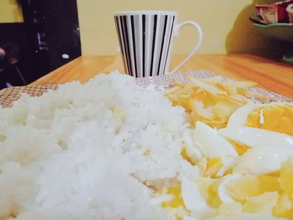 AJuleene17's tweet photo. Me being so proud with that boiled egg (na medj liquid pa) & the pritong potato for this morning. I cooked them sa loob ng isang oras. And I'm shook. 🤦♀️ #sorryfuture🤦♀️😂 https://t.co/rwHf0FFY5D
