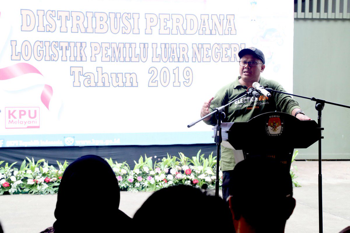 KPU_ID's tweet photo. KPU RI mulai melakukan Pendistribusian Perdana Logistik Pemilu Luar Negeri Tahun 2019, ke 130 kantor perwakilan RI di luar negeri, di Benda,Tangerang, Banten (17/2).
#KPUmelayani #pengirimansuratsuaraluarnegeri https://t.co/jDBJAdzPVN