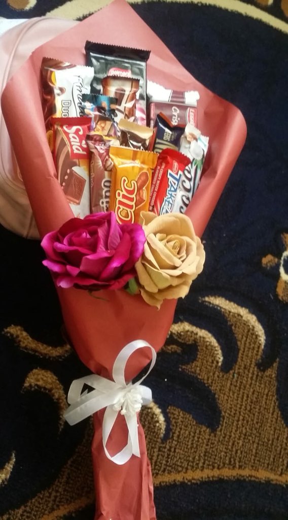 @me__roo9 🌹هناك أناس رســــــــموا في قلوبنا
وســــــــام لايتغير بتغير الأحوال 
فهو ثابت ثبوت الجــــــبال　
☆ ☆ ☆☆
وهناك أناس ترڪوا في قلوبنا
بصمة بڪلمة جــــــميلة
اوعبارة شيقة اونصيحـــــة قيمة
أو ذڪرى طيبة
ومهمــــــا ابتعدوا وغابوا عنا 
فإننا نذڪرهم ڪلما لاح طيفهم
لكم شكري .