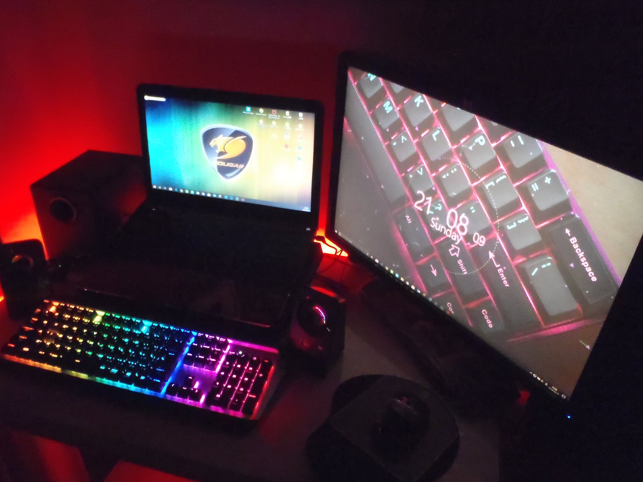 げんきち 趣味垢 Wallpaper Engineいろんな壁紙がありすぎて選べないんだが 笑 今回は キーボード買ったのでそれをイメージしてみた お前らのpcデスク周り晒していけ お前らのpcスペック晒していけ