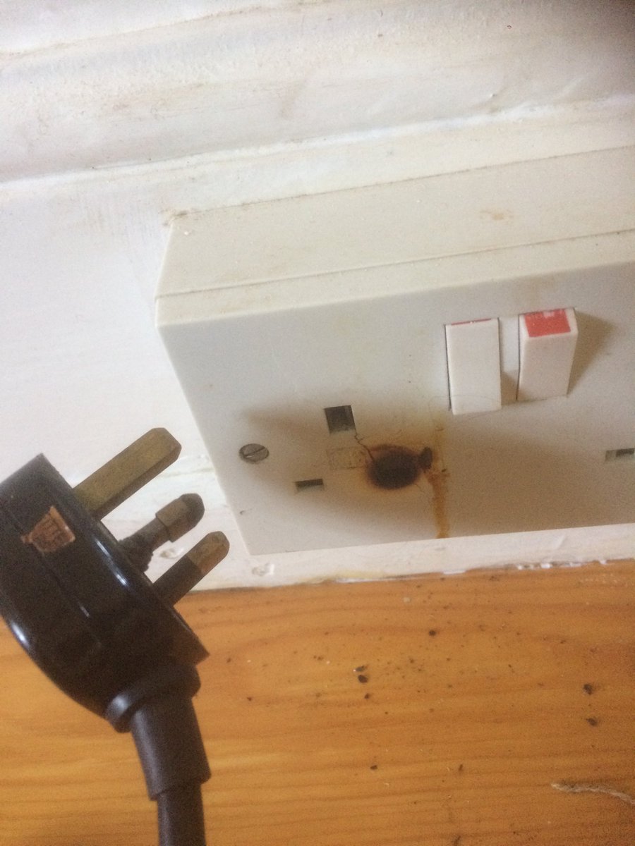 Sparky_Darryl's tweet photo. Customer advised about #overloading as she was using multiple #electric fan heaters and extension leads in these sockets #sparkslife #electrician @ElecSafetyFirst @officialNICEIC https://t.co/uWlGLxx1u7