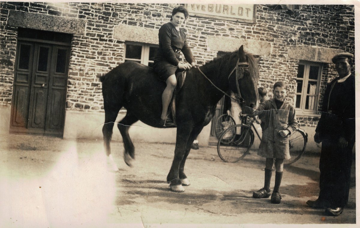 LouigeneFaber's tweet photo. [Autrefois dans le pays de #Loudéac]

📷Scène de #vierurale dans le bourg de #SaintMayeux devant le Café Burlot, #CôtesdArmor, vers 1942.

https://t.co/hTdTtavEji

#stmayeux #ruralité #annees1940 #chevaldetraitbreton #chevaldetrait #murdebretagne #corlay #bzh #bretagne #viedantan https://t.co/vS8yS2dmrU