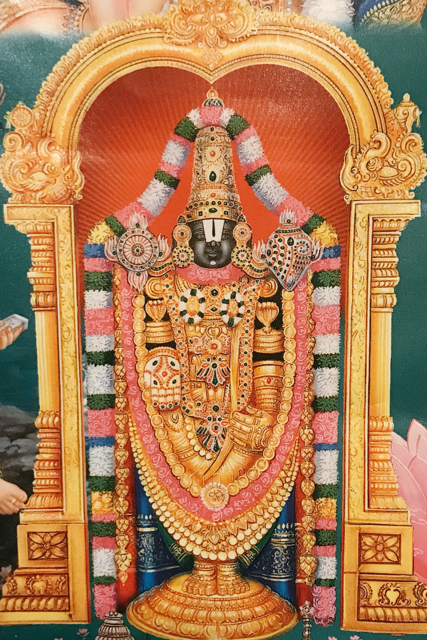 インド神話の天竺奇譚 ヴェンカタってヴェンカタ王もそうかもだけど南インドにはヴェンカテーシュワラっていうヴィシュヌの 化身とされてる神様がいて 目ヂカラ強すぎるので目隠ししてる神様 罪が清められる最強パワーあるらしい こちらはうちに飾ってる