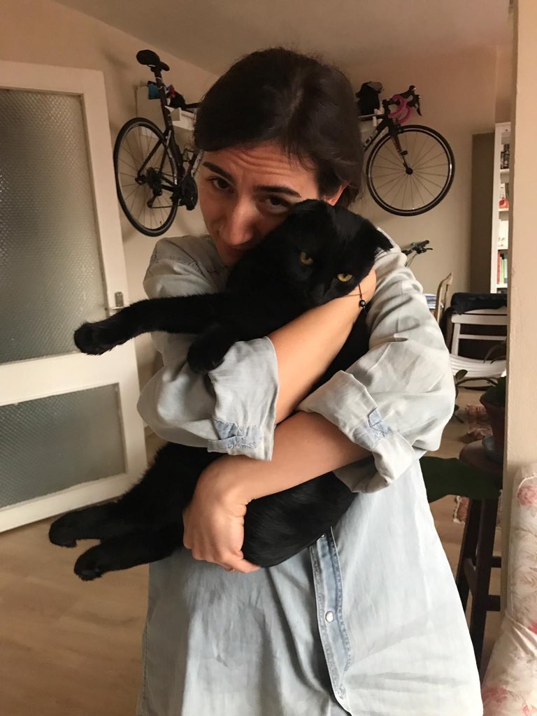 Instagram’ı bıraktım bırakalı özel gün kutlamalarını çok sevdiğim fotoğrafları paylaşmak için bir fırsat sayıyorum. Bu yüzden #DünyaKediGünü’nü Nazlı ile Berk’in yumulmaya bayıldığım oğulları Biber’le verdiğimiz bu romantik pozla kutlamak istiyorum! 😻