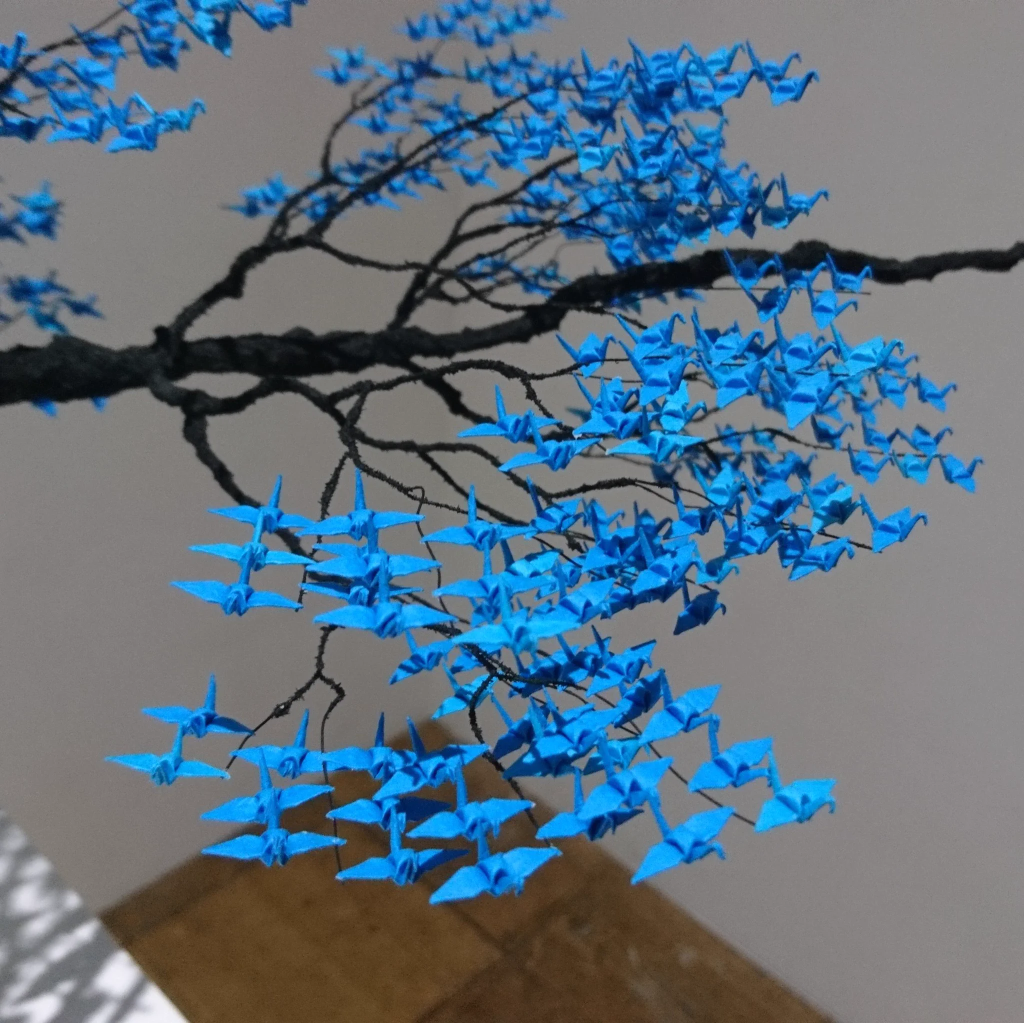 木の葉っぱが折り鶴！？見れば見るほど引き込まれるアート！！