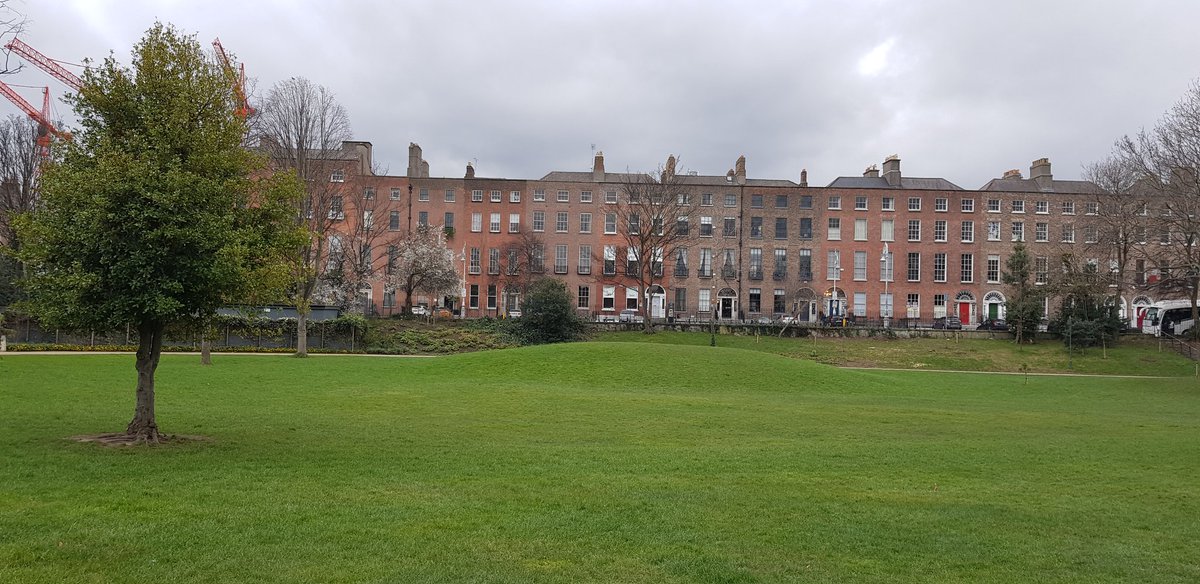 Strolling through Merrion Square yesterday on my way to the fabulously refurbished #GeotheInstitut Visit their library and read a book under the beautiful ceilings. @GI_Irland #Parks #Dublin #GeorgianDublin