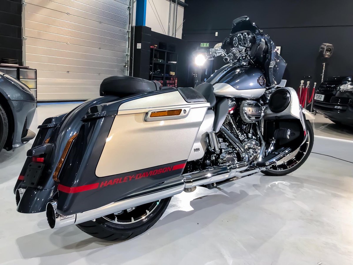 ReepSouth's tweet photo. 2019 Harley Davidson Street Glide ready to roll 🏍 😎
We’ve applied @Gtechniq Advanced Ceramic Total surface protection to all paint, chrome, wheels, seat &amp; perspex visor. Looks incredible👌🏼 https://t.co/2ydIG4PDx9