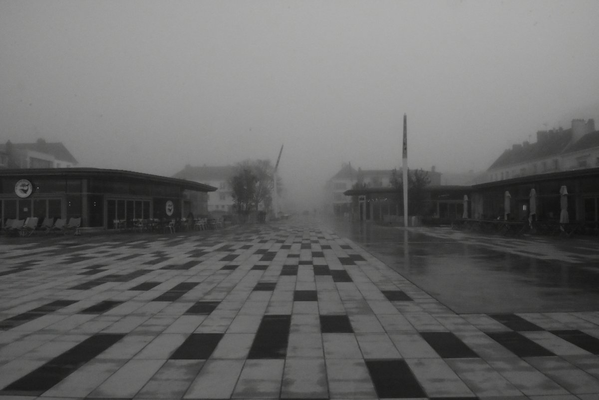christodedieu's tweet photo. Photos en noir et blanc #PlaceduCommando dans le brouillard #SaintNazaire #LoireAtlantique #44bzh https://t.co/Wo4r1J8Ib9