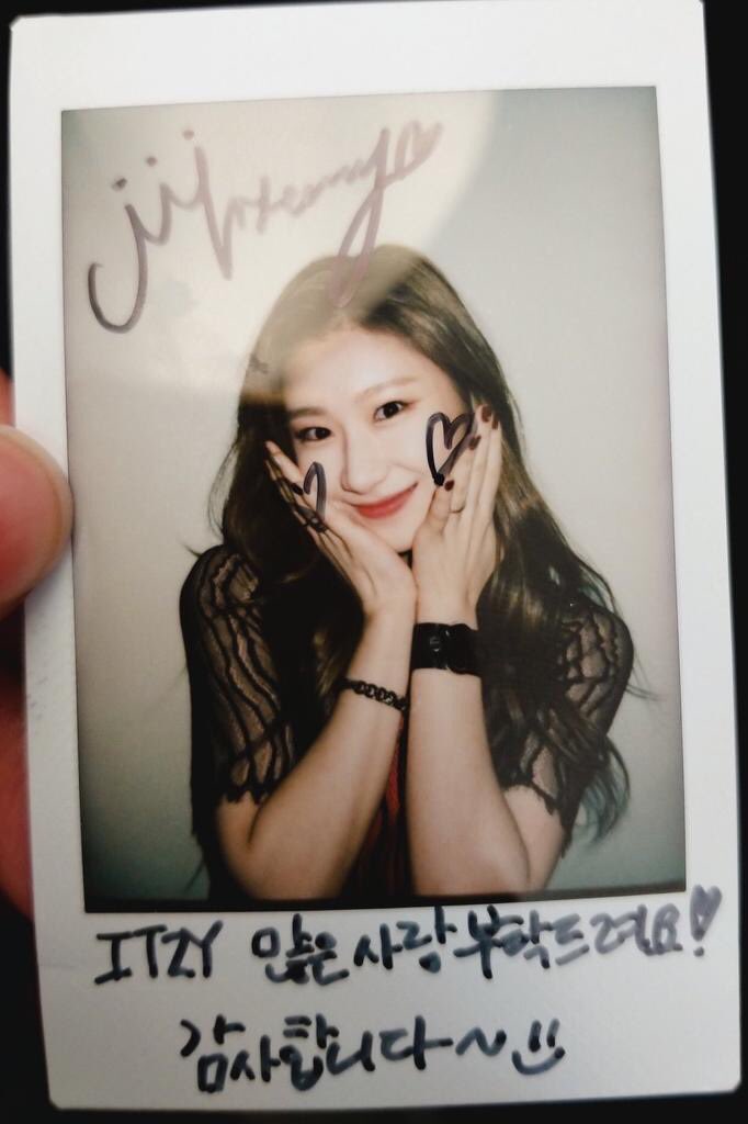 lchaeryeongpix's tweet photo. hello! this is a new account dedicated to posting pics, videos, gifs, etc of itzy’s lee chaeryeong! 💜 please help to rt to help spread the word!! ✨ thank you! ❤️ https://t.co/8BmnQ81m9W