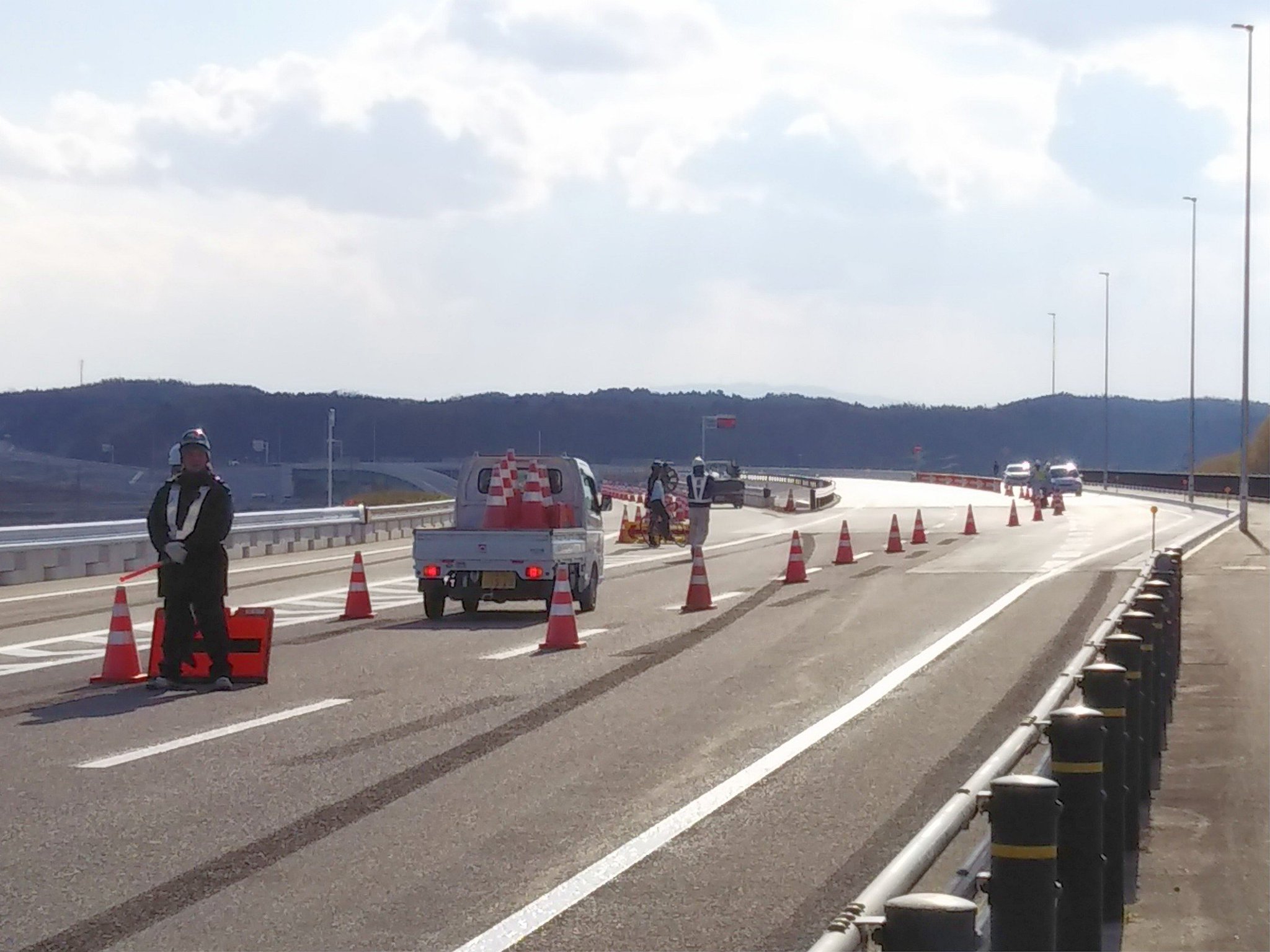 ひろ 本日15時に国道23号中勢バイパス の鈴鹿 津工区が開通 ジョギングがてら 開通の瞬間を見てきた 開通直前の鈴鹿市側本線上と 開通直後の郡山ランプ付近の様子 予想通りの渋滞 車で来なくて良かった 中勢バイパス T Co Pth26l1xkd