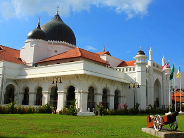 It was under the colonists that Indian Muslims introduced the onion shapes that we've come to associate with mosques. The Mughal style of the Sultan Abdul Samad building was designed by Brits and had no relation whatsoever to Malay or Malaysian architecture