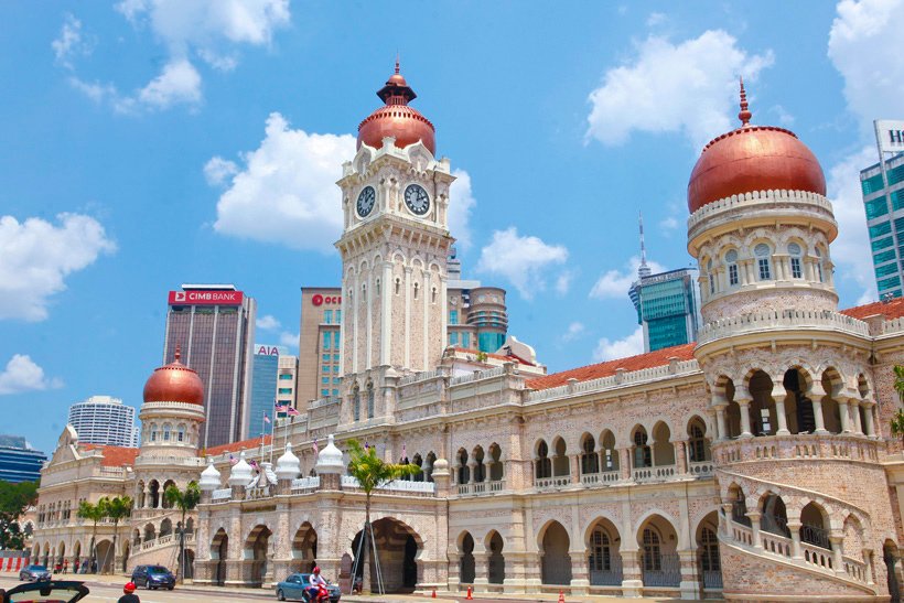 It was under the colonists that Indian Muslims introduced the onion shapes that we've come to associate with mosques. The Mughal style of the Sultan Abdul Samad building was designed by Brits and had no relation whatsoever to Malay or Malaysian architecture