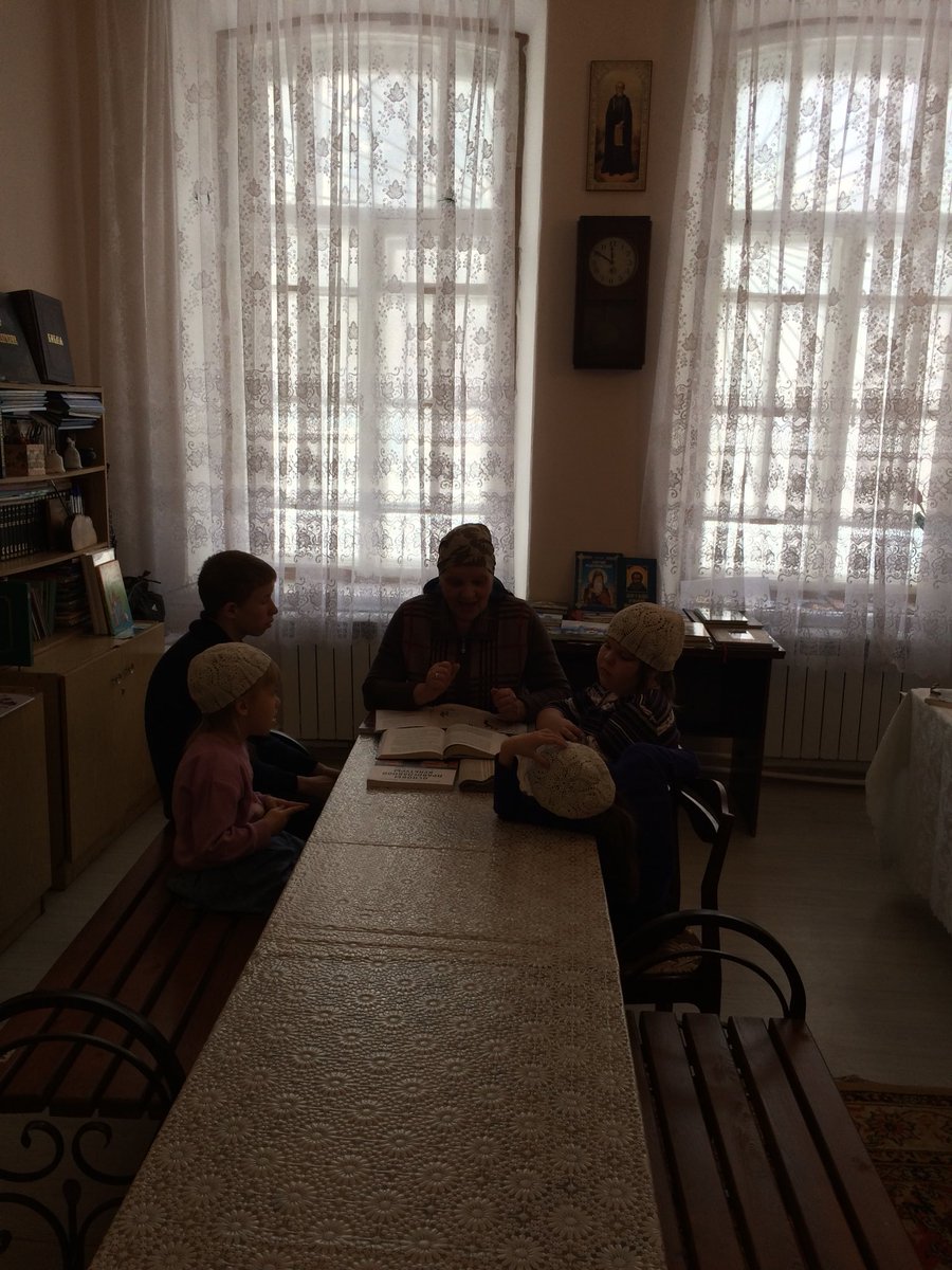 Тамара Михайловна проводит урок в воскресной школе храма Сергия Радонежского в с. Долматовский