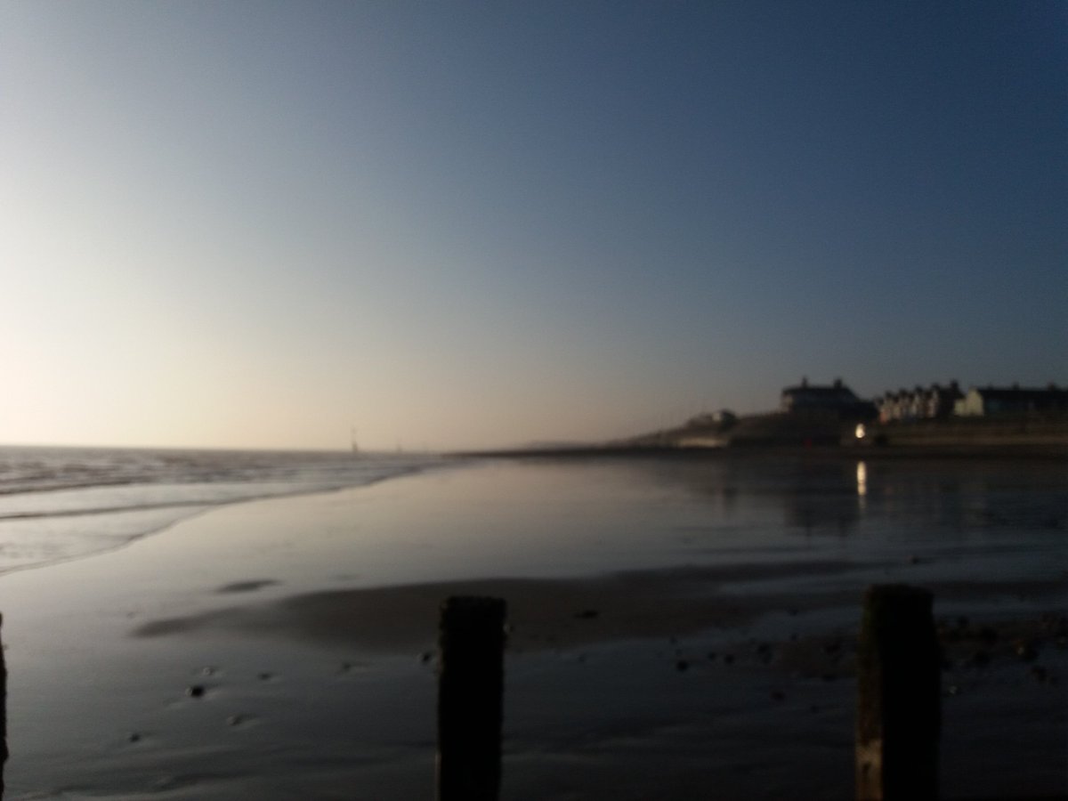 ENGLISHFUTURES's tweet photo. Beautiful mild and sunny #SundayMorning for #Hornsea. An early ten on the Jeff Lynne scale. Azure blue at the water's edge. #ViewYorkshire #BBCWthrWatchers #BBCEngland #PlasticFreeHornsea #MyPlasticPledge https://t.co/oxk7d4zEKc