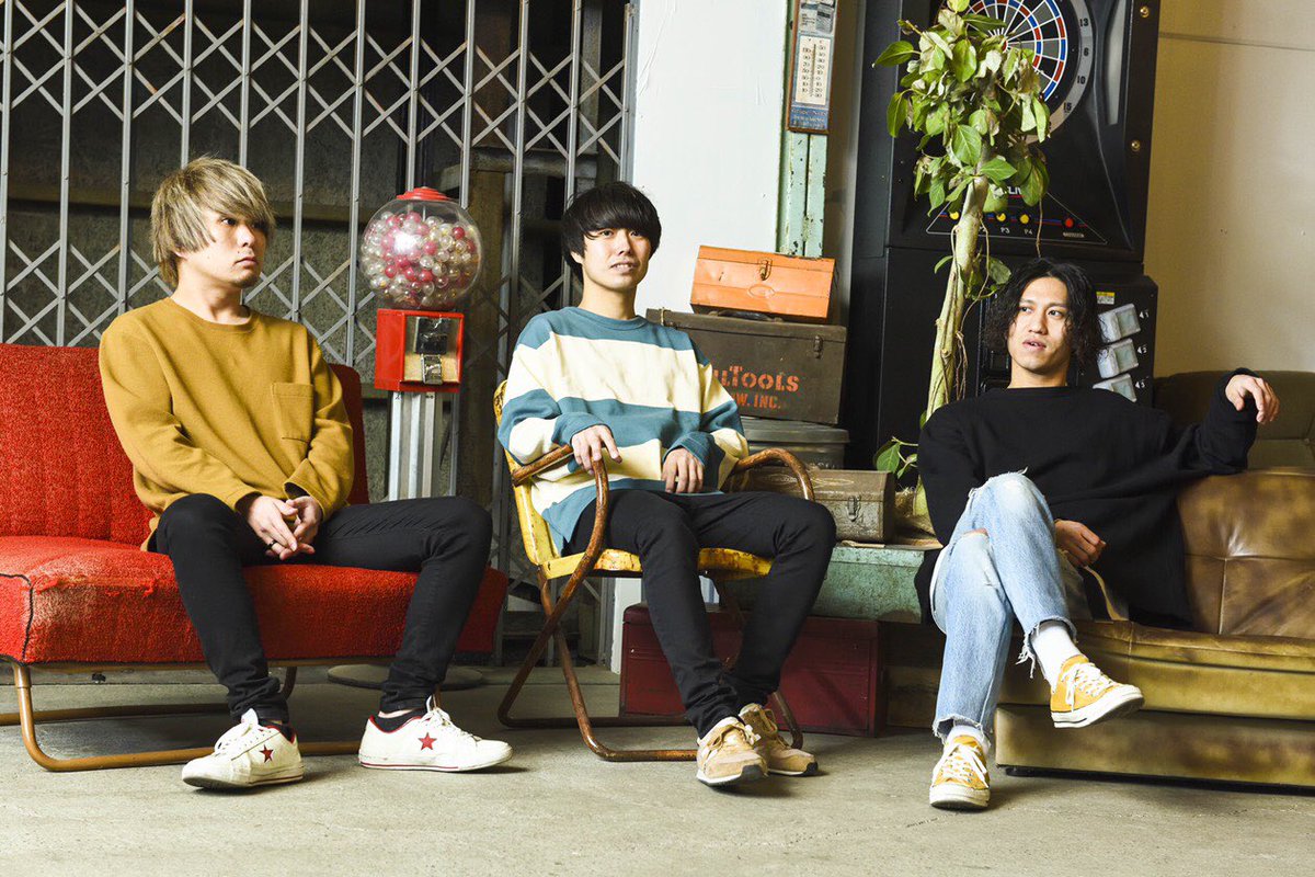 Cloque_Official's tweet photo. 【 ‼️Big News‼️ 】

VAPよりメジャーデビュー決定！！

Cloque.
Major 1st Mini Album「トワイライト」

M1. 未来へ
M2. スターマイン
M3. 365
M4. Sweet magic melody
M5. Gloomy
M6. 春風
M7. ハローグッナイ

2019年4月17日発売
¥1,800 (tax in)

https://t.co/4ZEtH2BP4X https://t.co/AeWzgMHAhT