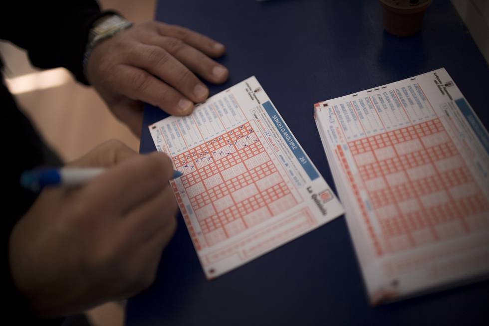 Aquí tenemos al señor Tezanos de buena mañana rellenando los formularios de encuestas para las estadisticas del CIS.
<a href="/santigonzalez10/">Santiago González</a>