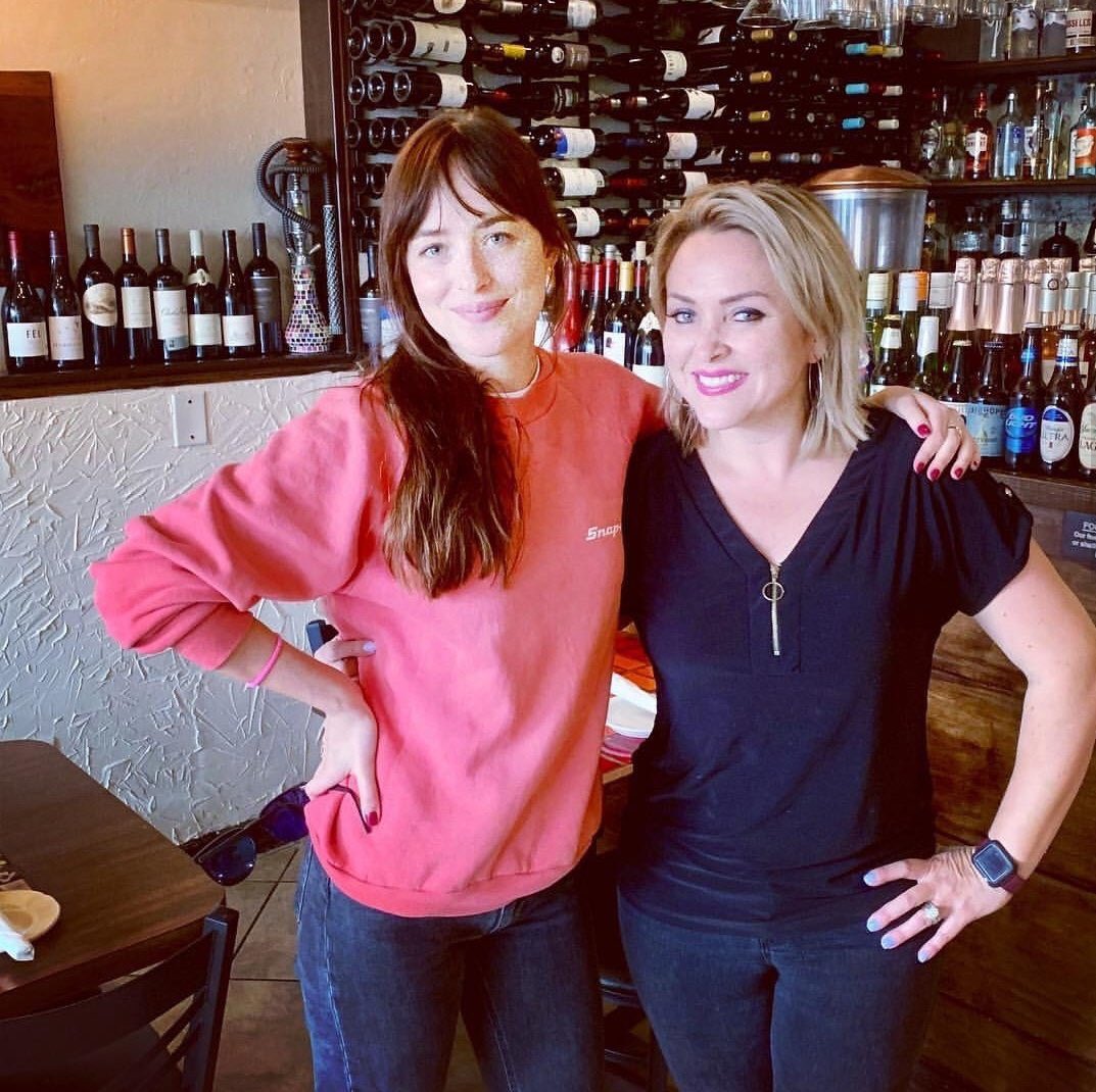 Nova foto da Dakota ontem, 16, com um fã em Fairhope, Alabama! #DakotaJohnson 
📸: sagelebanesecuisine IG