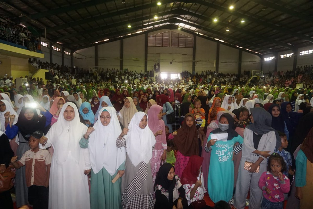 Kiyai_MarufAmin's tweet photo. Syukur Alhamdulillah saya bisa  menghadiri undangan Forum Silahturahim Ulama Provinsi Banten yang mendukung saya menjadi Wakil Presiden mendampingi Bapak Joko Widodo di GOR Maulana Yusuf Kota Serang, Banten. 17/02/2019 https://t.co/K1Wy70ZukC