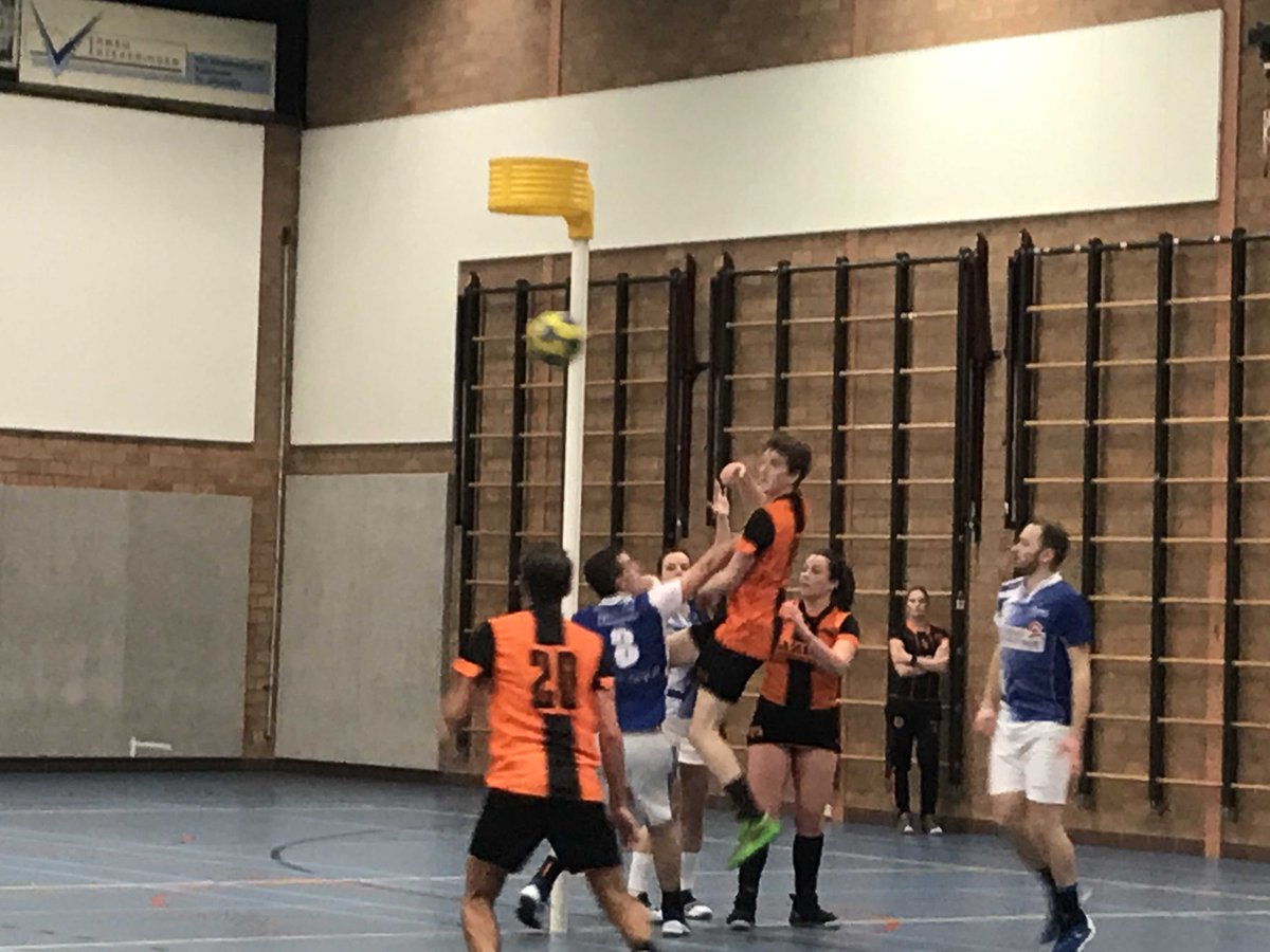 kvvitesse's tweet photo. Vitesse dendert door ondergrens. - https://t.co/AeE4djbnhL - 
VITESSE DENDERT
DOOR ONDERGRENS

Sport verbroedert, de magie van sport is vaak beschreven,
een fenomenale bijzaak in het leven die vele hoogte- en dieptepunten kent.
Helaas schreef Vitesse 1 afgelopen zaterdag in ... https://t.co/UHpbDgB28Z