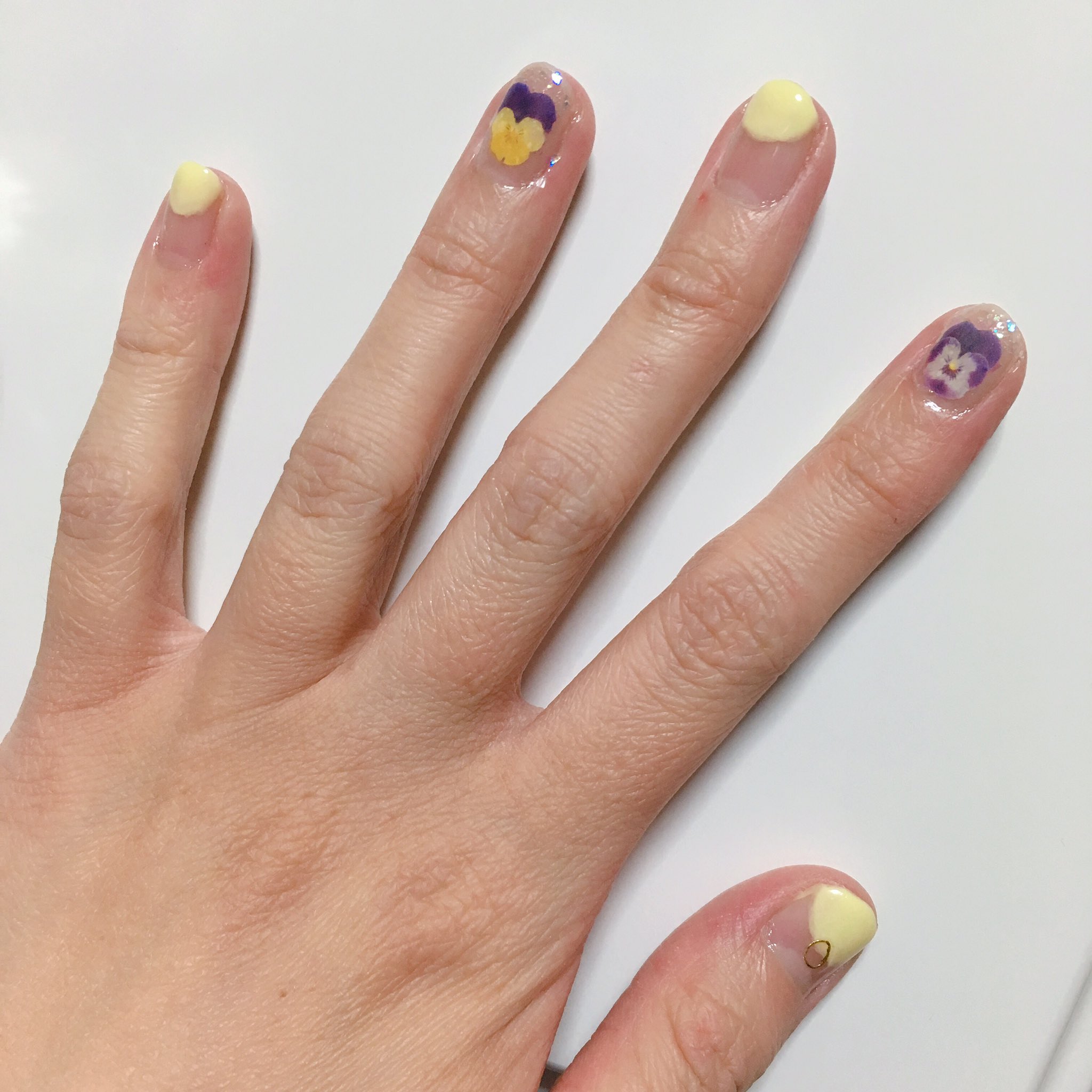 ゆう 今度は押し花パンジー 丸フレンチ初めてやったからちょっと歪んでしまった しずくネイルシール ウォーターネイルシール 押し花パンジー 丸フレンチネイル T Co J7thigyqaf Twitter