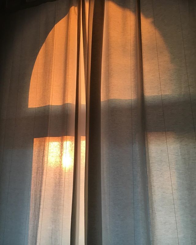 Morning... #petersarik #petersariktrio #morning #sunrise #window #curtain #reggel bit.ly/2DNVxdE
