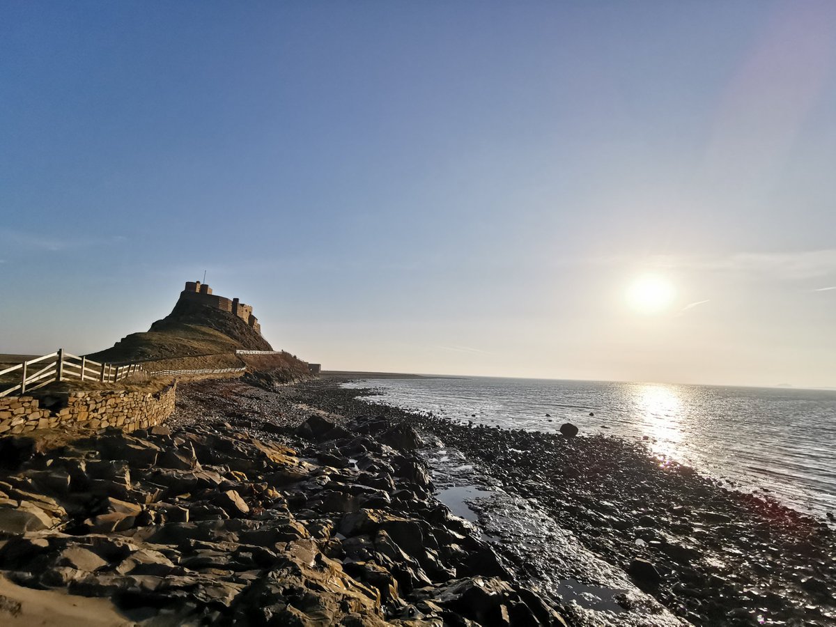 Sun is shining, sky is blue... May be a tad breezy but it all adds to the atmosphere! Why not spend a day over the tide to enjoy this amazing island? Tide closes at 10:55am and opens again at 3:55pm - we're open from 10 till 4. #SundayFunday #nofilter #northumberlandcoast