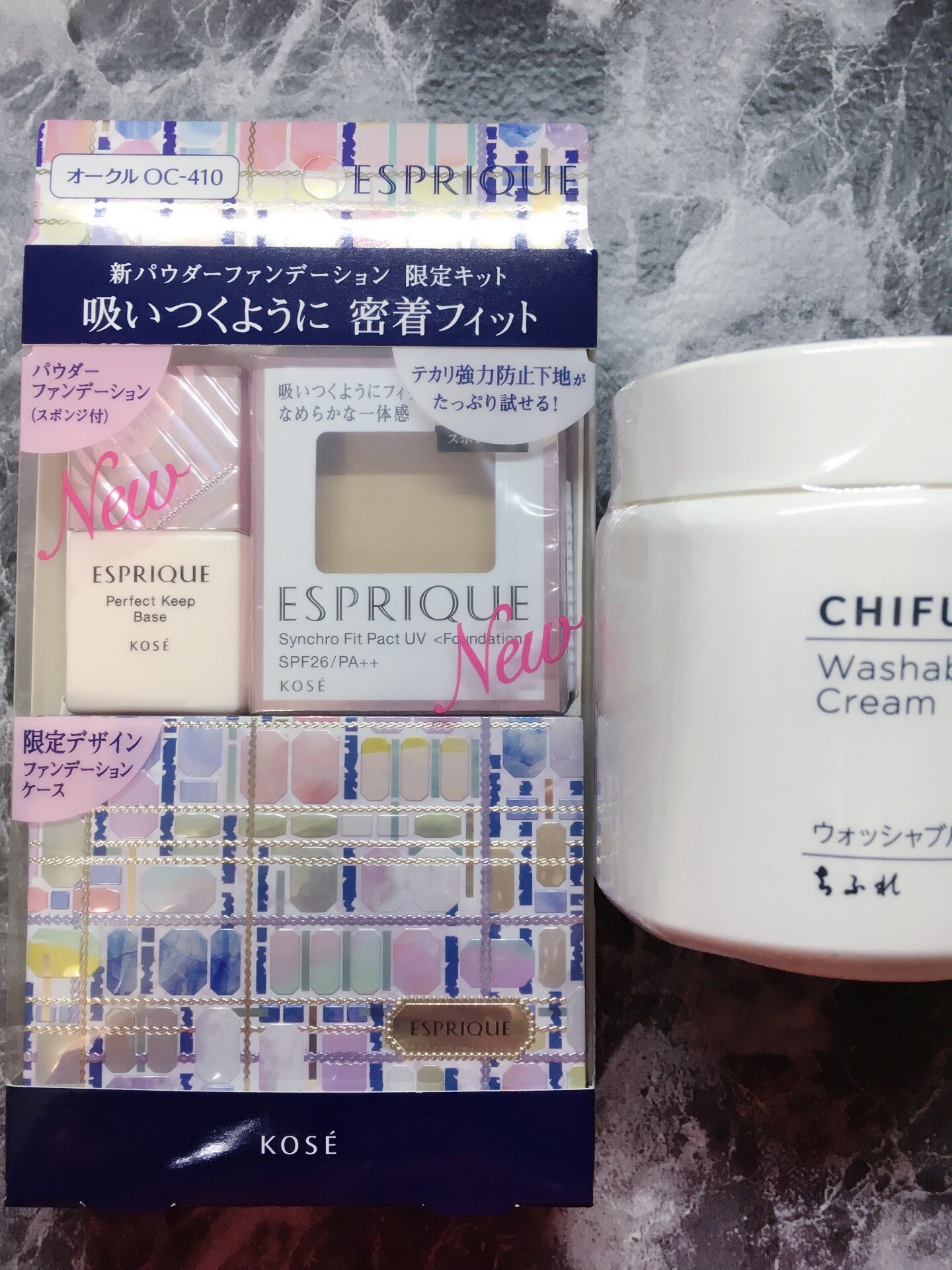 なつのこ 新しいエスプリークのファンデ 限定 キット眺めてたら店員さんが機械で顔と首の肌色を見てくれて 黄みのある1番明るい肌色とのことだったので限定キットの中身を取り替えてくれました 先日購入して暗いと感じてたマキアージュオークル00と