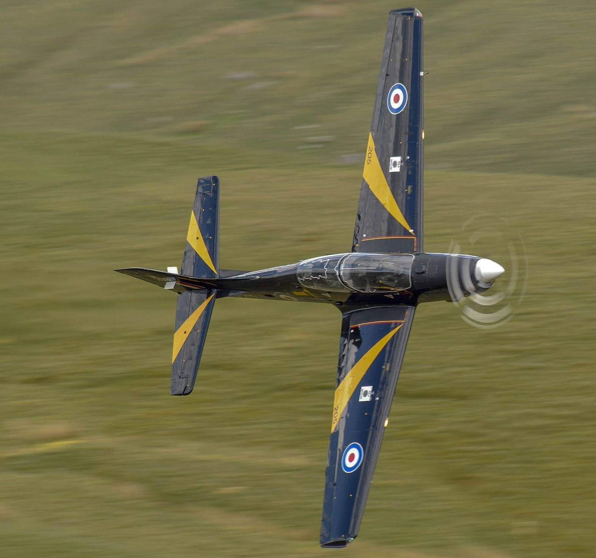 MachLoopLFA7's tweet image. Tucano from Linton on a low level sortie through the Mach Loop. (Cr Shane Hughes) @RAFLintonOnOuse @GroupLoo @RAFTucanoTeam @TucanoDisplay