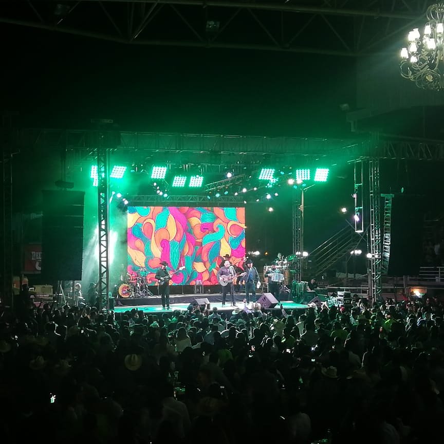 vic_riverac's tweet photo. Que noche tan fregona!!! lo mejor con el Desafío Musical @DUELOOFICIAL desde Roma Texas para #Saltillo https://t.co/Eyz4ah5EiU