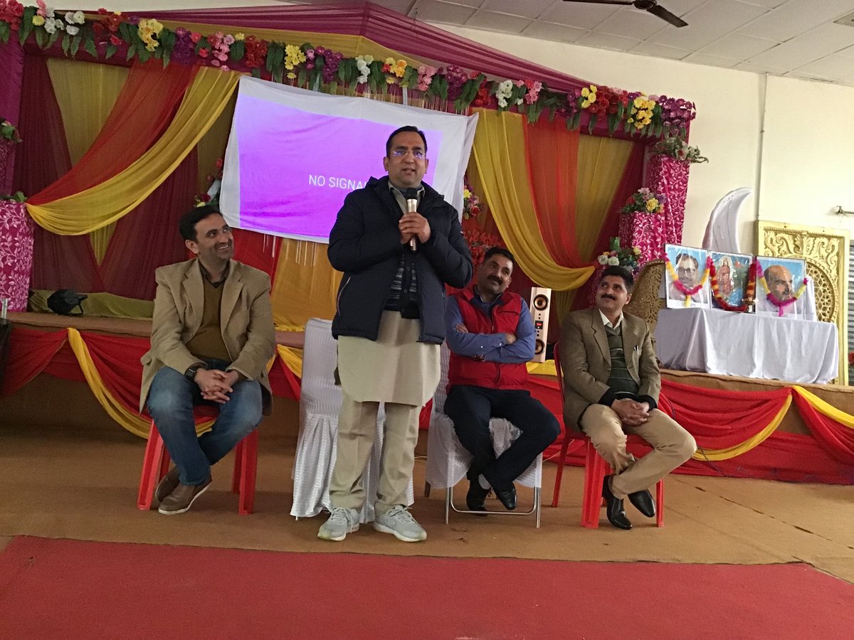 PavanRanaRSS's tweet image. #मिशनलोकसभा2019(4/4)
शाहपुर में कांगड़ा-चम्बा संसदीय क्षेत्र के IT विभाग का अभ्यास वर्ग।
'सोशल मीडिया का उपयोगी प्रयोग' विषय मे कार्यशाला का आयोजन हुआ।।

IT विभाग के कार्यकर्ताओं को क्या करना चाहिये, किस प्रकार करना चाहिये और क्या नही करना चाहिए इसपर विस्तृत चर्चा हुई।