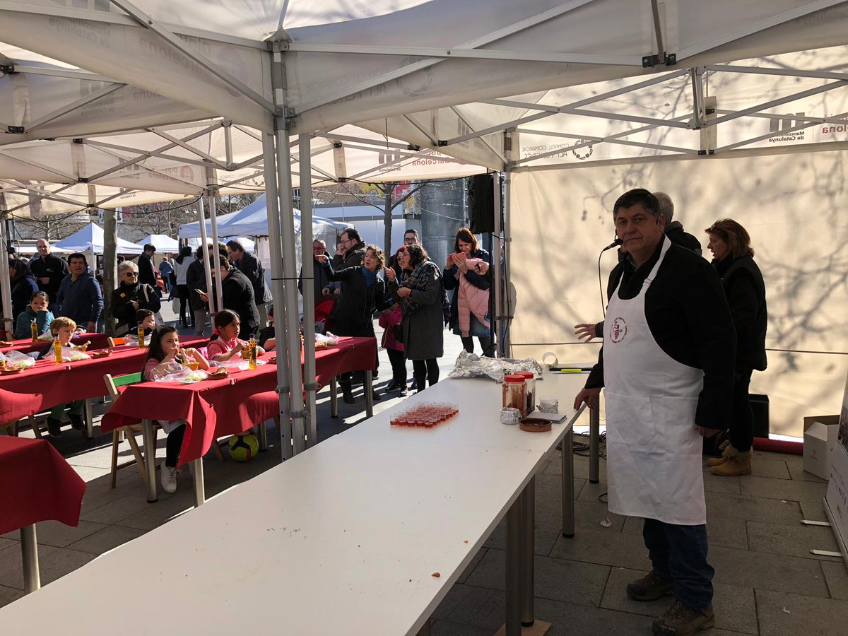 HostaleriaTuris's tweet photo. Comencem el Taller infantil per aprendre a fer #xato a #festadelxato2019 de #vilafranca amb En Sebastià Serà, #xef de Els Fogons de Mas Botins i #mestrexatonaire @RutadelXato @Vilafrancatur @GremiHostSitges @GremiVNG @Turismevendrell #sompenedes #somxato #somfihrt https://t.co/Pwe5D0XZnm