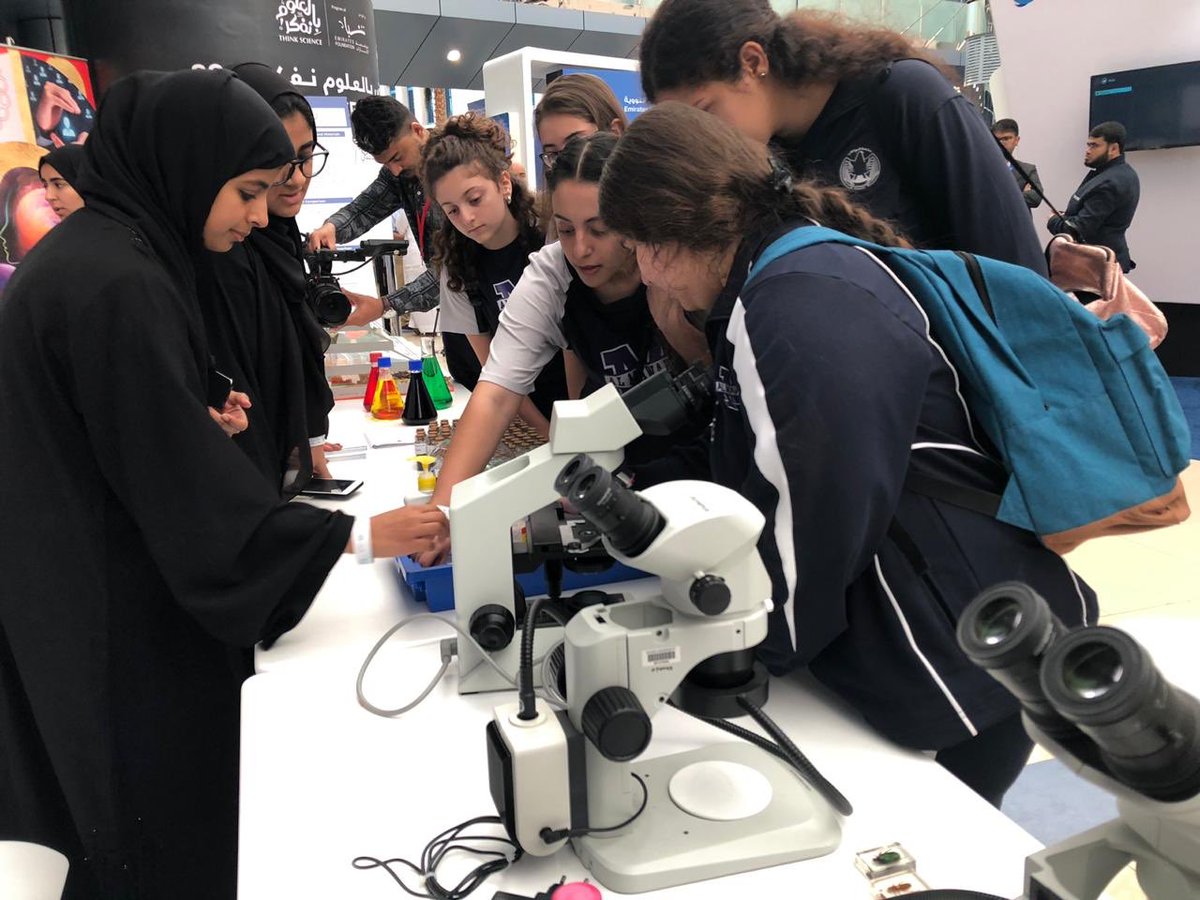 Mawakeb_Barsha's tweet image. “Innovation is change that unlocks new value” Our G10 sts marveled at the most cutting-edge scientific technologies during their visit to the 2019 Think Science Fair. @efyouth @ThinkSciene_EF #ThinkChange #Think_Science  @uae_innovates