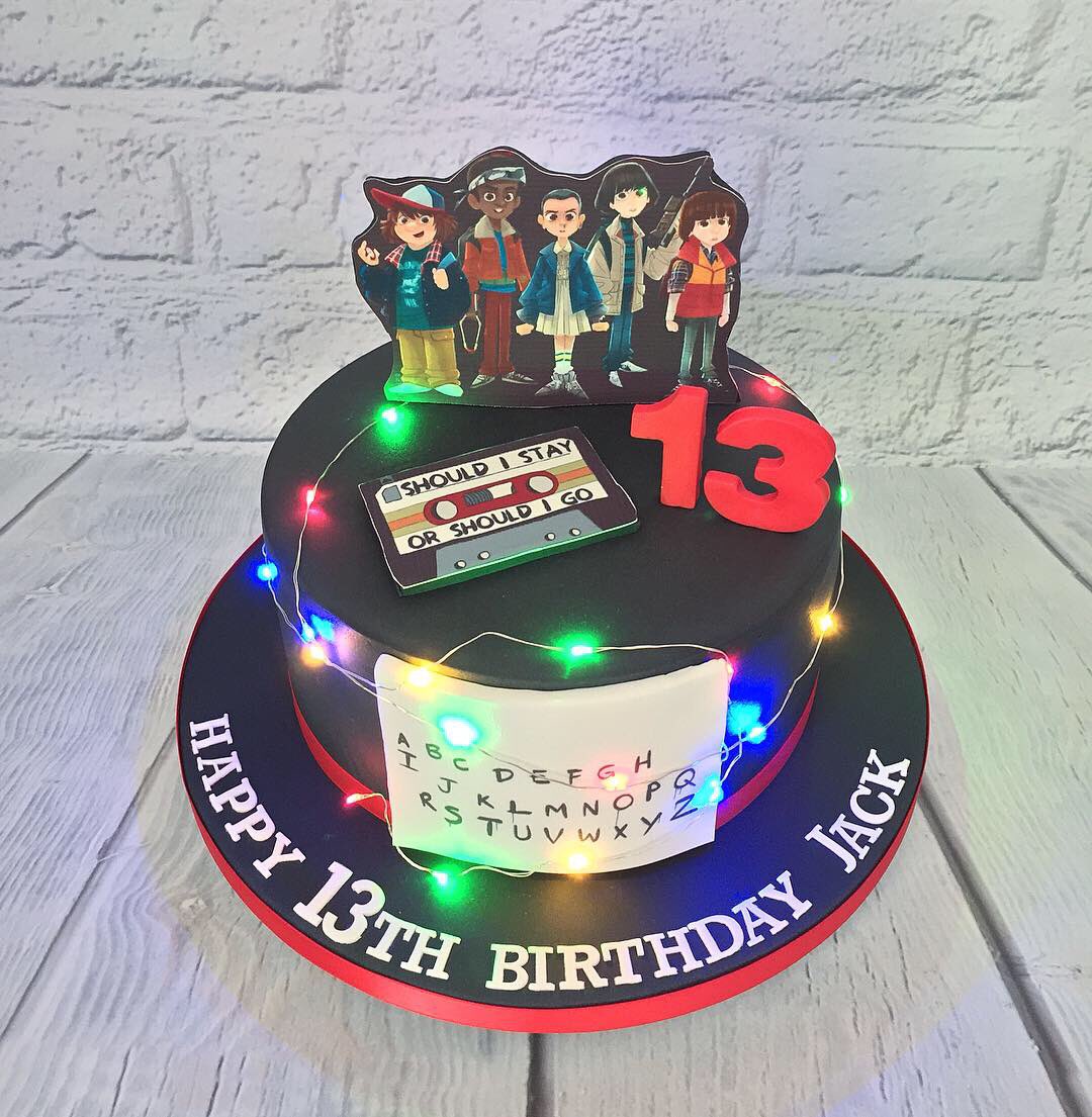 marias_cake's tweet photo. “Stranger Things”
#mariascakeboutique #strangerthingscake #strangerthings #netflix #essexcakemaker #essexcakes #londoncakemaker #londoncakes #customcakes #bespokecakes #cakesforalloccasions https://t.co/FquMkuQUvf