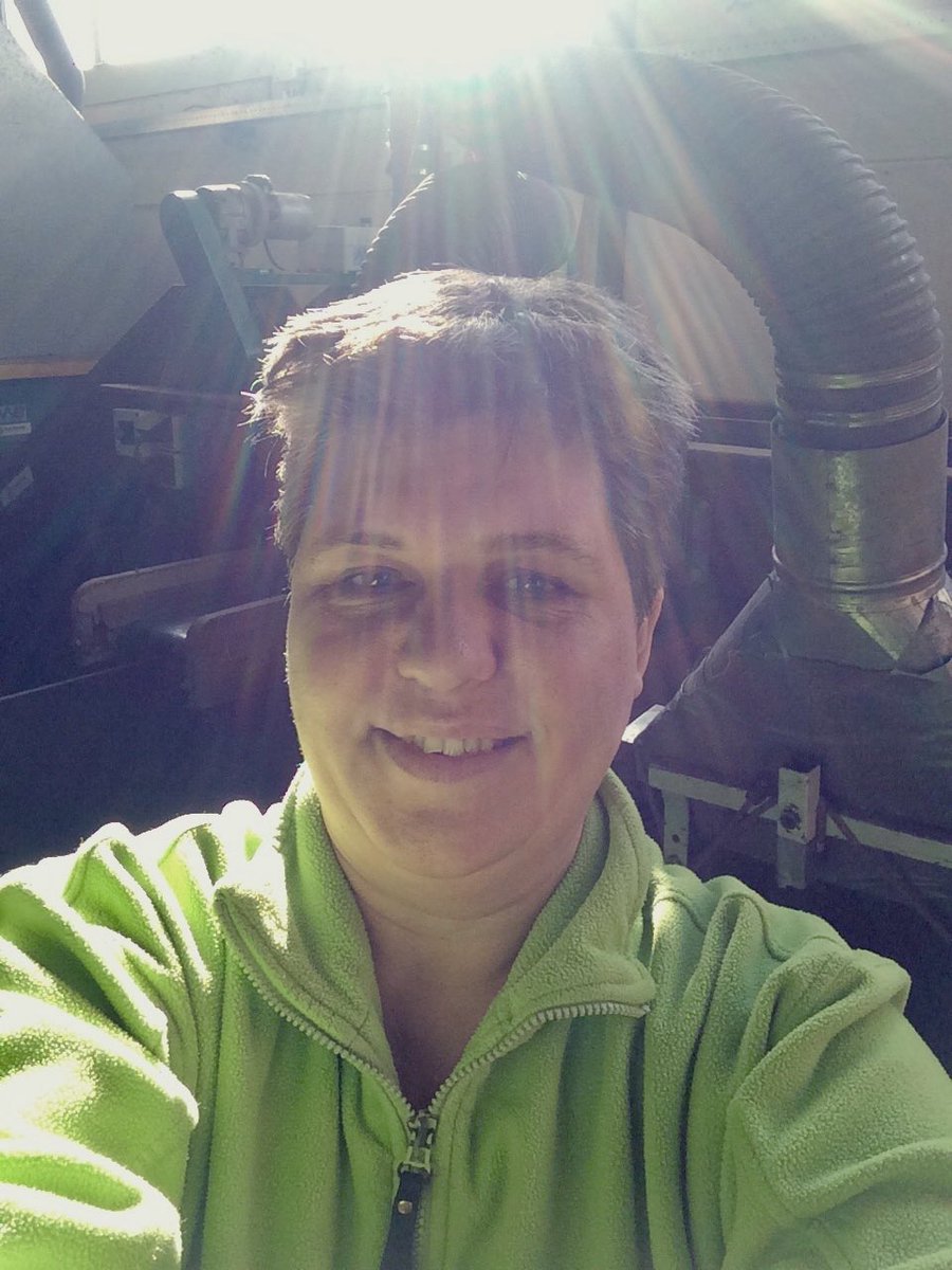 Het zonnetje schijnt lekker de loods in... #lifeonthefarm 🍀🍀 #bloembollen klaarmaken gaat nu bijna 24/7 door #oogst #akker #klavertjes4