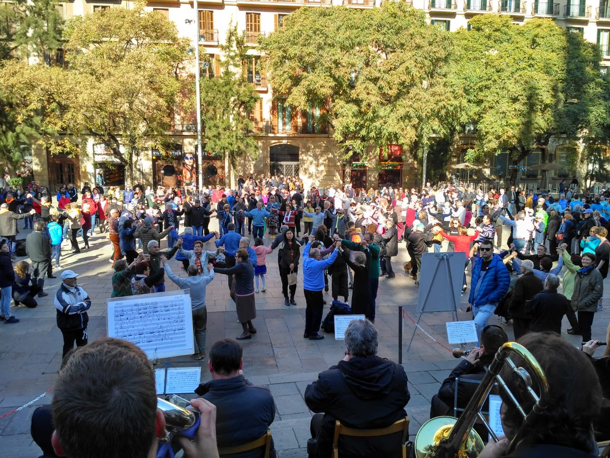 Ja som al Pla de la Catedral de #Barcelona amb la #cobla <a href="/laflamafarners/">Cobla La Flama de Farners</a> ballant #sardanes! Veniu?