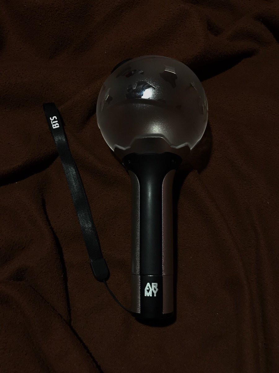 BTS army bomb ヾ✧ﾟ↬ version 2↬ so many modes and very bright ↬ bought it for wings in mnl for twice its original price