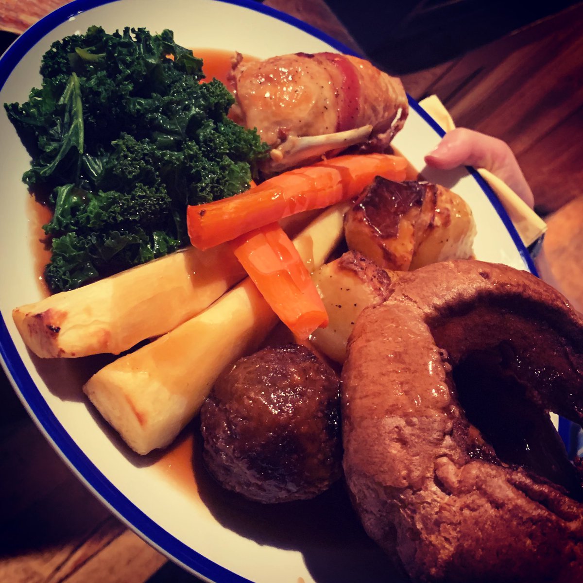 Who is joining us for a Sunday Roast today?!😋

We have Chicken, Pork, beef and vegetation roast available!

Hurry once they’re gone, they’re gone🏃🏼‍♂️