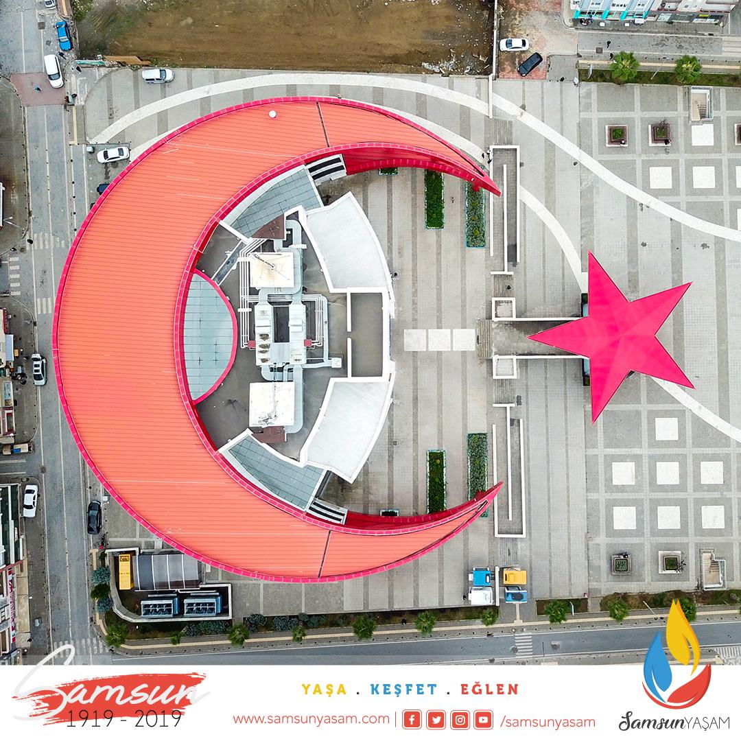 Yapıldığı günlerde tüm Türkiye'de güzelliğiyle ses getiren Canik Belediyesi'nin ay yıldız motifli hizmet binasının drone fotoğrafları...

#samsun #samsunyasam #canik #ayyıldız