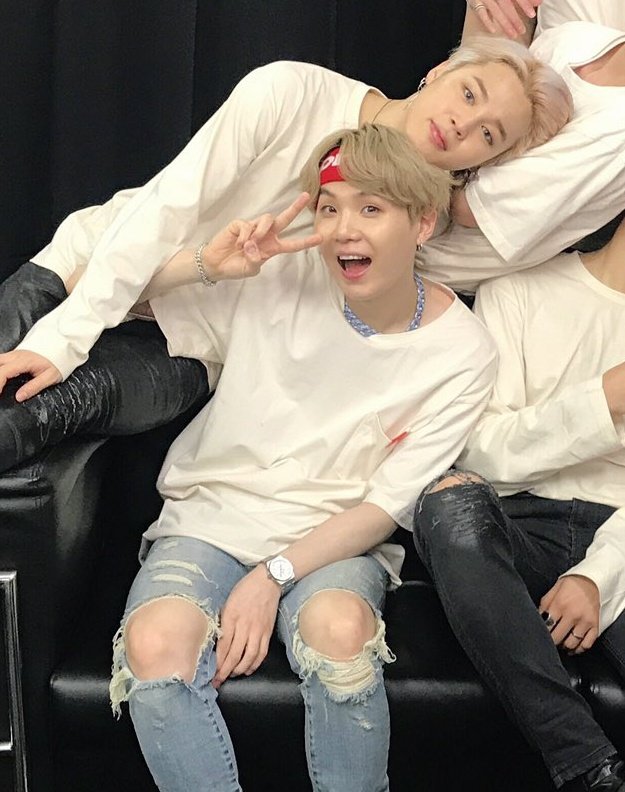 JIMIN IS RESTING HIS CHIN ON YOONGI'S HEAD!!! IM SADJEBRJDBDBDNDF  #yoonmin