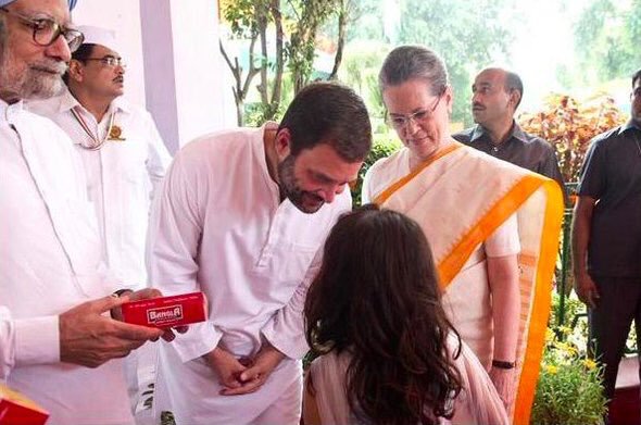 KailashGWagh's tweet image. Pankaj Pachauri is frustrated moronic crook. Look at the Italian Mafia style language used by crooked moron.
Pankaj was media adviser to Ex MMS during Italian Mafia Mata govt. Pankaj knows more of Italian Mafia gang loot model then anybody else