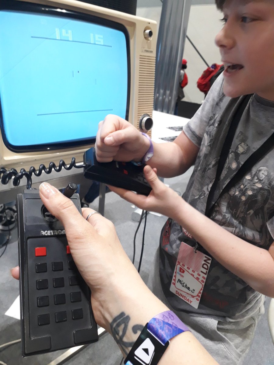 Retro gaming <a href="/VidCon/">VidCon</a> #VidConLDN #pingpong