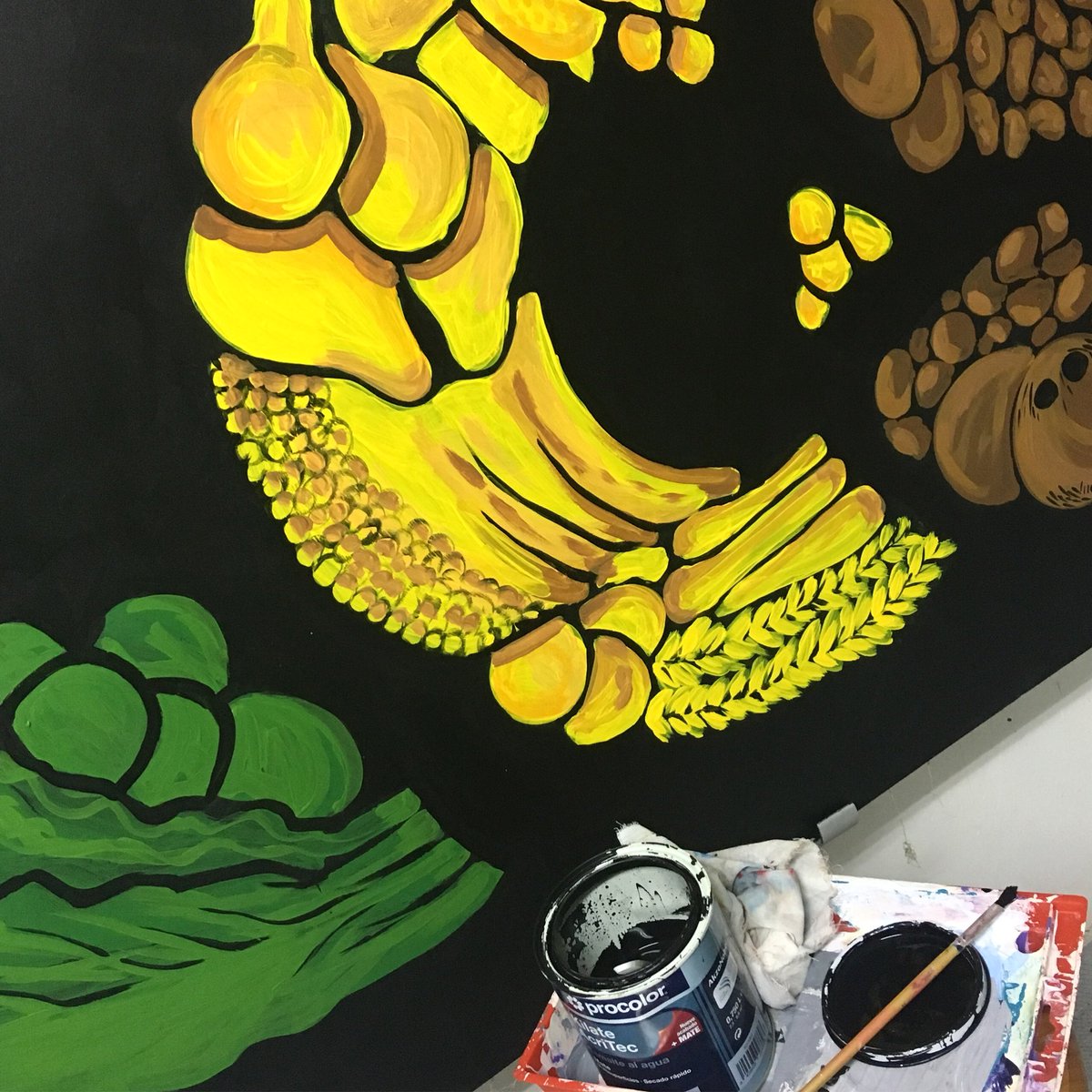 carolpravia's tweet photo. 🥝🍋🥔 los tableros se van llenando de colores 🥥🍏🍌 os iré enseñando #frutas y #verduras hasta que podáis verlos en @CostaverdeF #crominando (detalle: 5 x 1,4 metros) #enproceso #mural #color #fruit #vegetables #fruitcharacters #vegeters #pravia #laculpadetodolatienebegoña https://t.co/9wQsEDTCzj