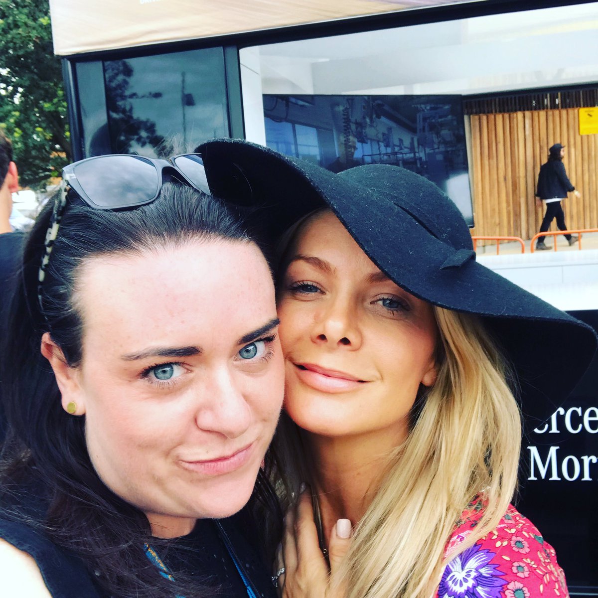 MarnieLouanne's tweet photo. Just chillin with my mate, @nataliebassing #isitreallywork #frankstoncity #thewaterfrontfestival https://t.co/HGkZj4sQmV